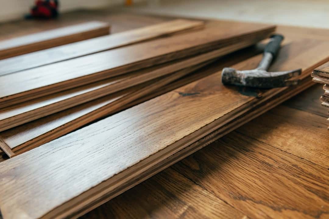układanie drewnianej podłogi