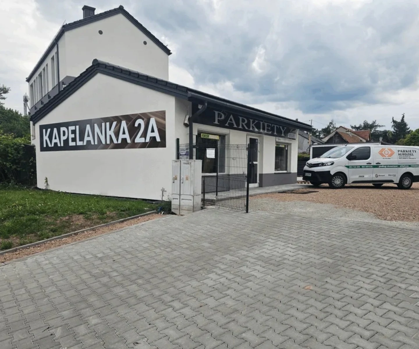 Budynek salonu Parkiety Kurdziel przy ul. Kapelanka 2a w Krakowie